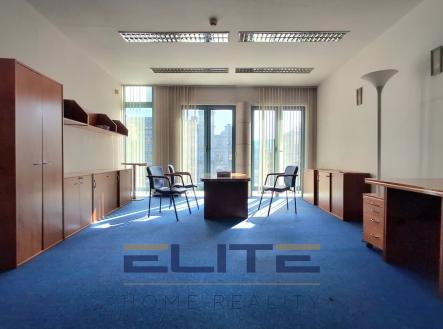 Pronájem kanceláře, 775 m²