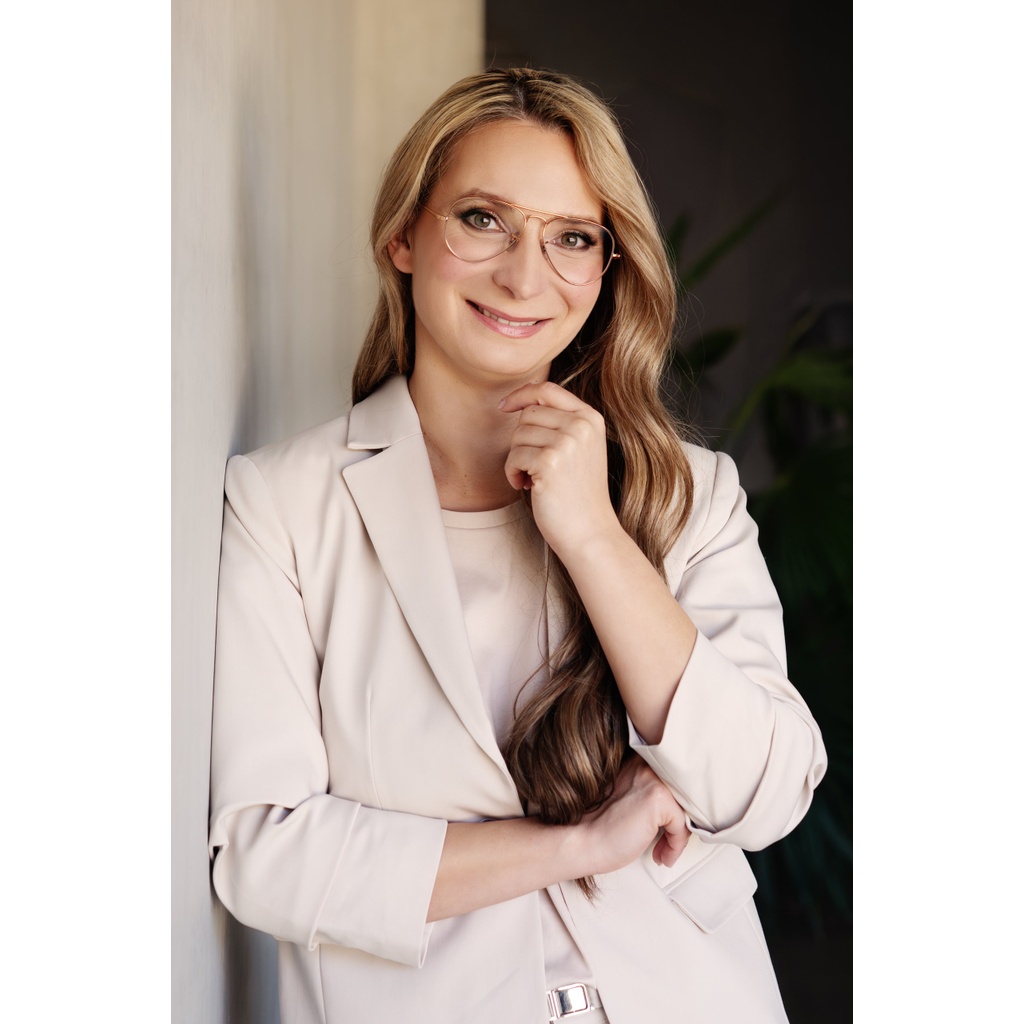 Lenka Sůrová, M.R.E.
