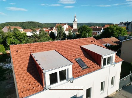 Nový byt 2+kk s kuchyňskou linkou, terasou a výhledem na ivančickou věž