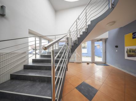 Pronájem kanceláře, 210 m²