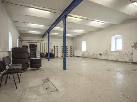 Pronájem skladovací prostor, 234 m²