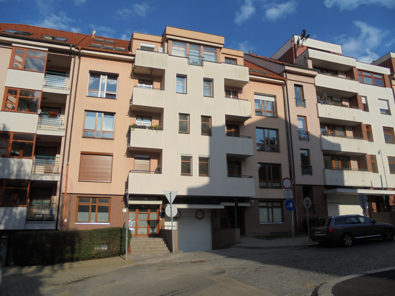 Pronájem garážového stání v cihlové novostavbě na Praze 6-Břevnov, ulice Břevnovská