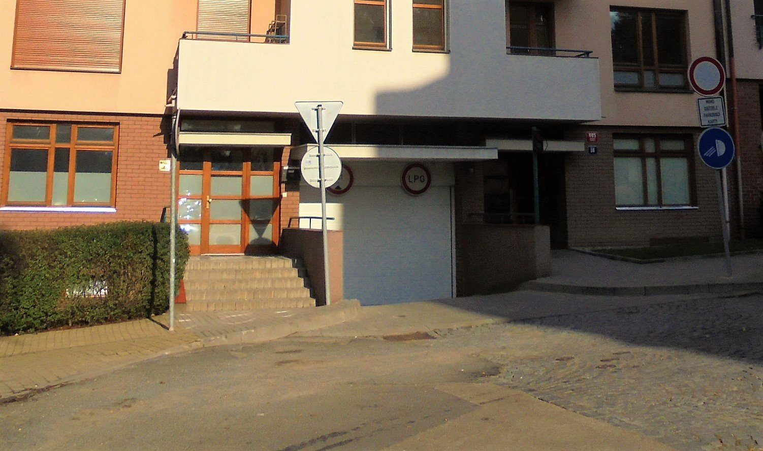 Pronájem garážového stání v cihlové novostavbě na Praze 6-Břevnov, ulice Břevnovská