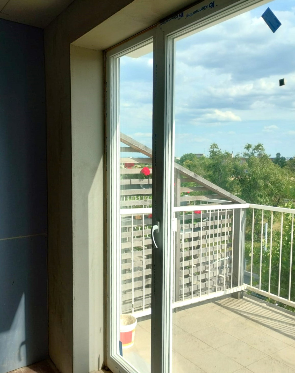 Pronájem bytu 1+kk s terasou, ulice Hartigova, Praha 3, po kompletní rekonstrukci, klimatizace