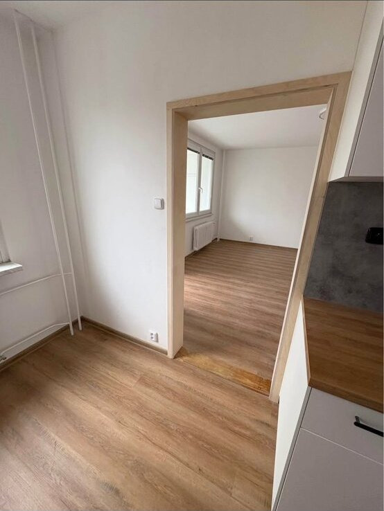 Pronájem bytu 4+1/L, 86,4 m2, P10-Hostivař, ul. Tesaříkova, 5.NP, panel, sklep