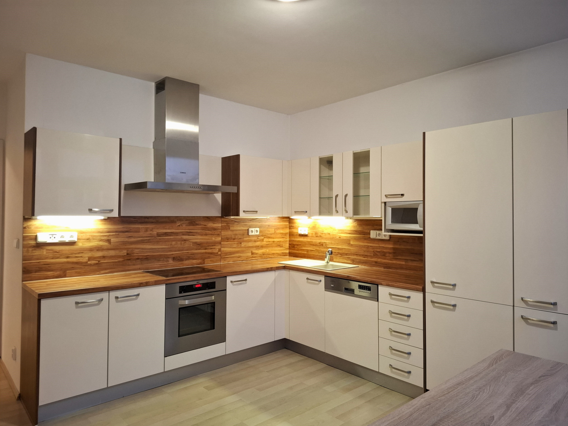 Pronájem bytu 3+1 na Vinohradech, Praha 3, po rekonstrukci, 3 neprůchozí ložnice