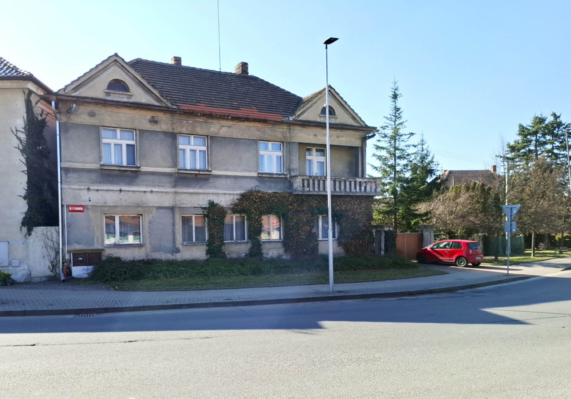 Prodej domu s 2 byty, stodolou s garáží a dalšími nebyt. prostory v obci Všetaty, okr. Mělník