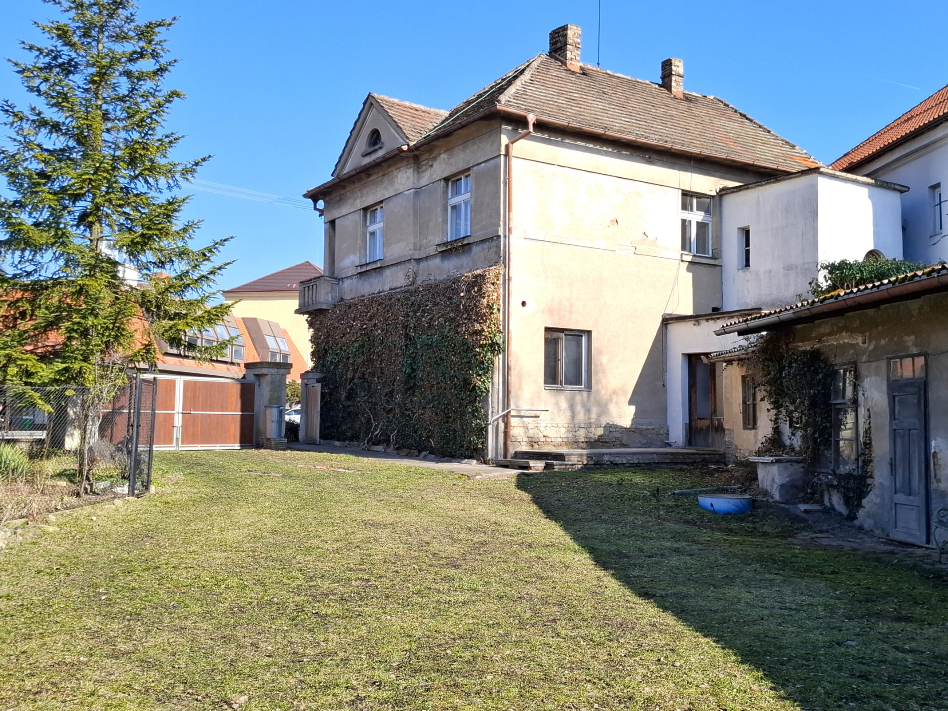 Prodej domu s 2 byty, stodolou s garáží a dalšími nebyt. prostory v obci Všetaty, okr. Mělník