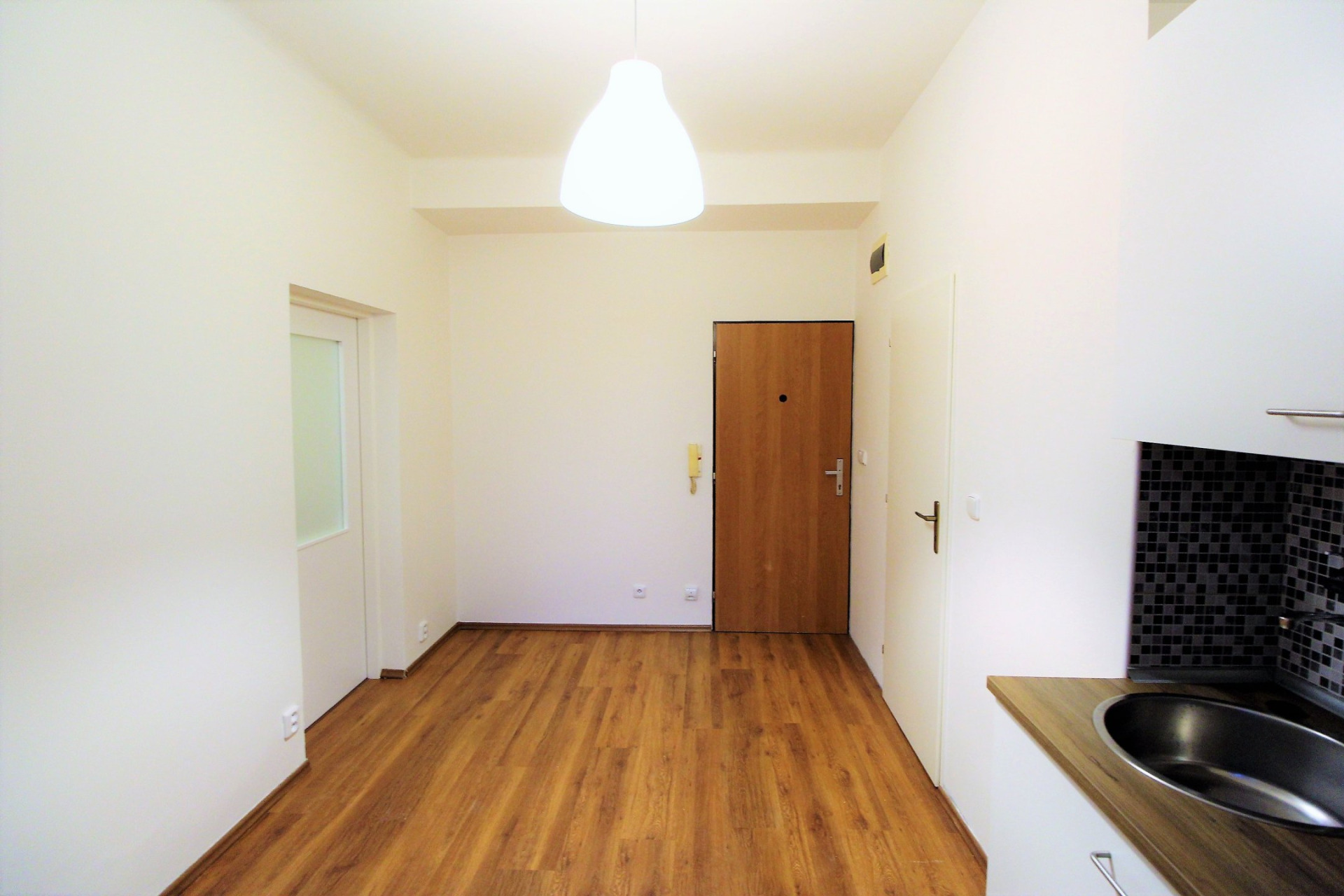 Pronájem bytu 1+1 v ulici Na sypkém, Praha 8, částečně zařízený, dobrý stav