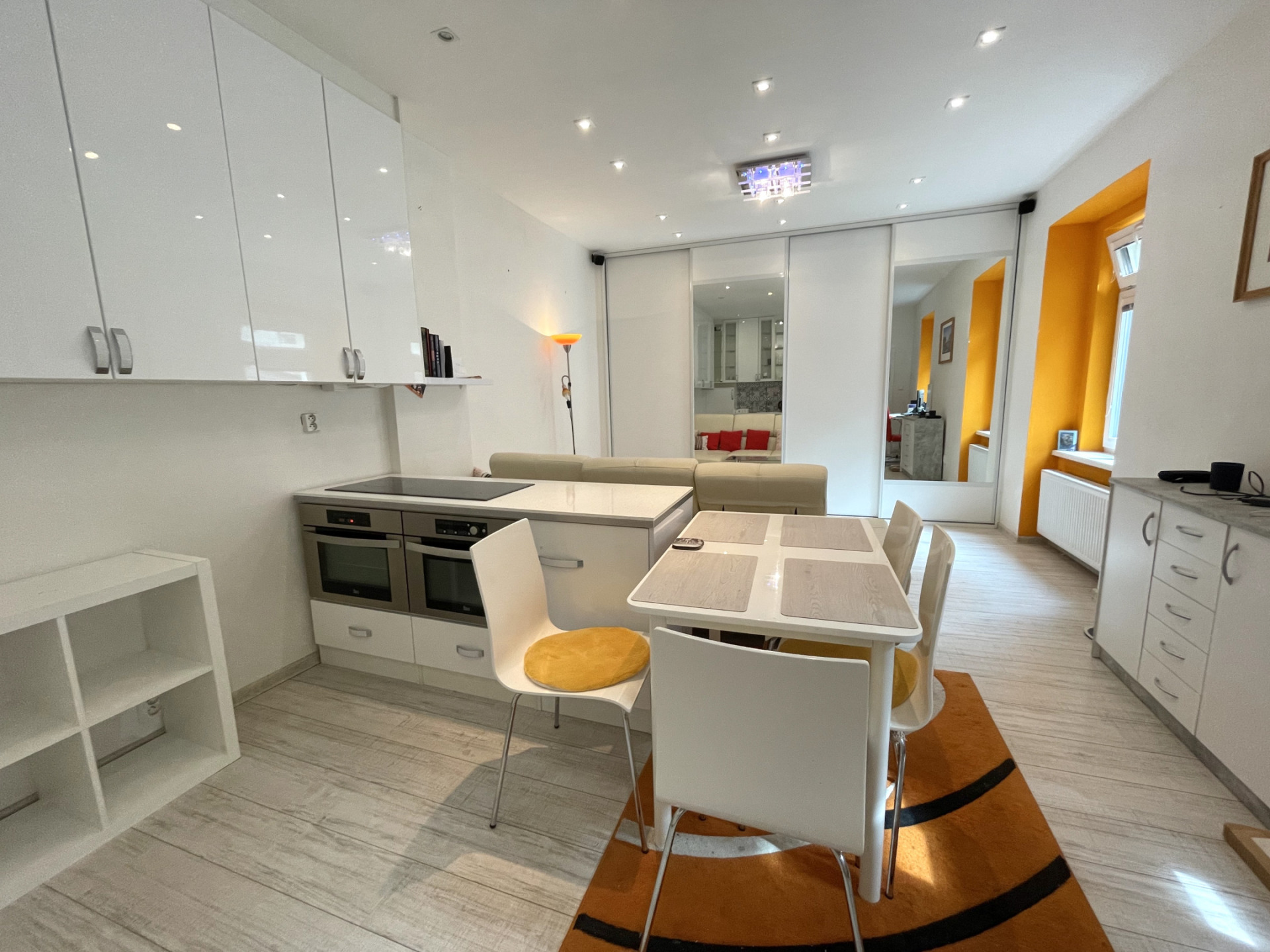 Zařízený 2+kk/B, 49m2, P3-Žižkov, ul. Lipanská, 2.NP, cihla