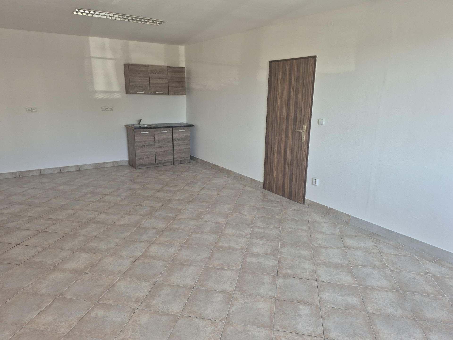 Pronájem komerčního prostoru 46 m2, P10-Uhřiněves, ul. Netluky, 1.NP, cihla, OV