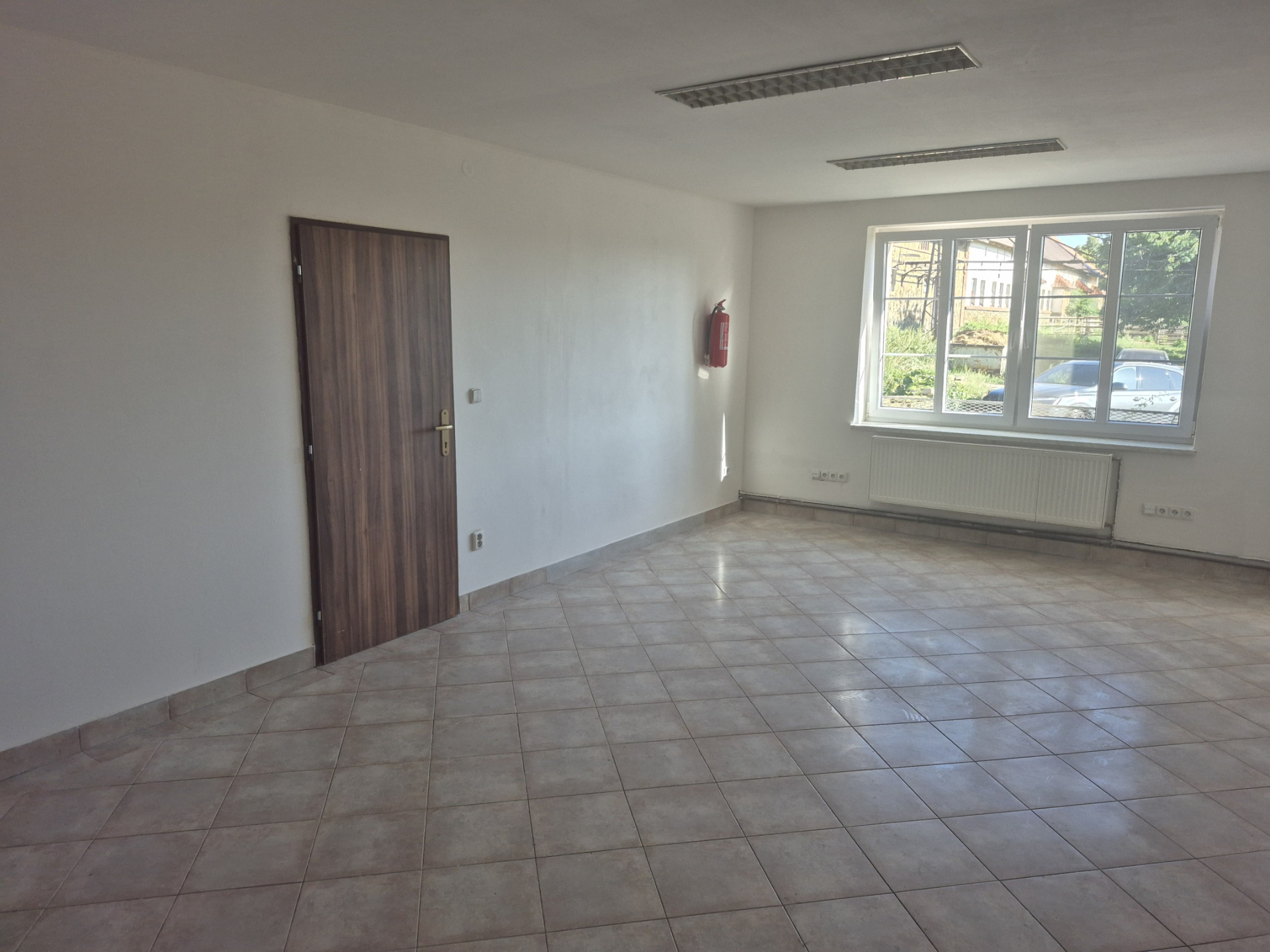 Pronájem komerčního prostoru 46 m2, P10-Uhřiněves, ul. Netluky, 1.NP, cihla, OV