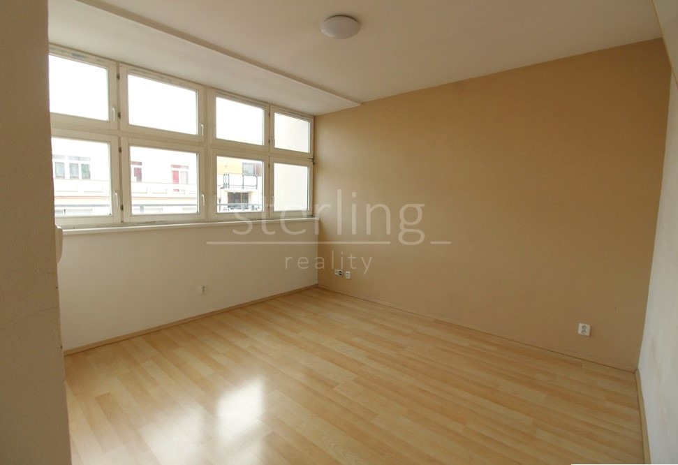 Pronájem bytu 1+1/terasa v ul. Chrudimská, Praha 3 (Flora), nezařízený 