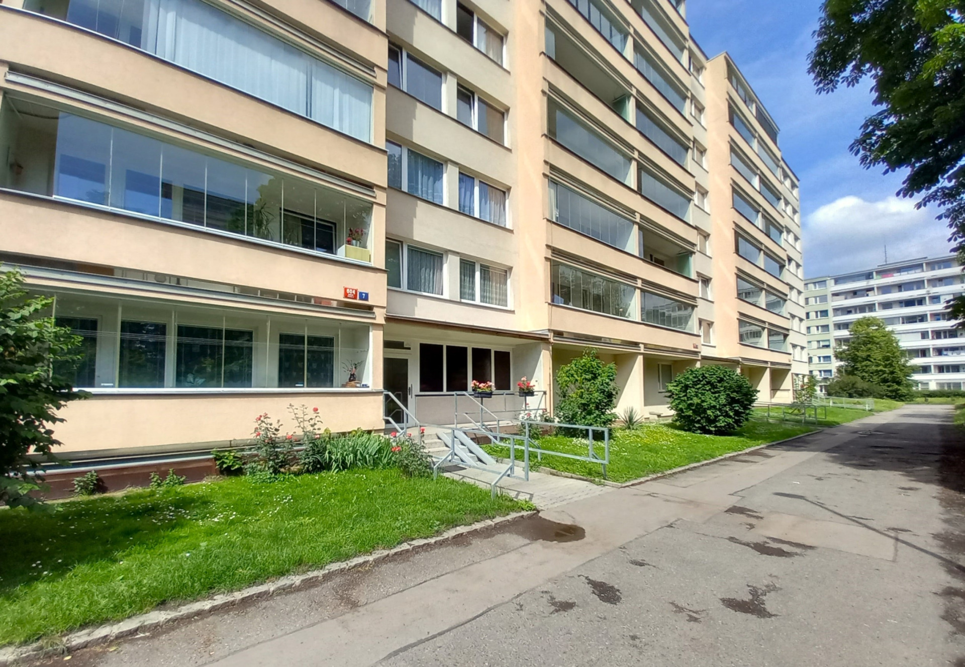 Pronájem bytu 3+kk s lodžií na Praze 8, ul. U Sluncové, po rekonstrukci, 2 neprůchozí pokoje