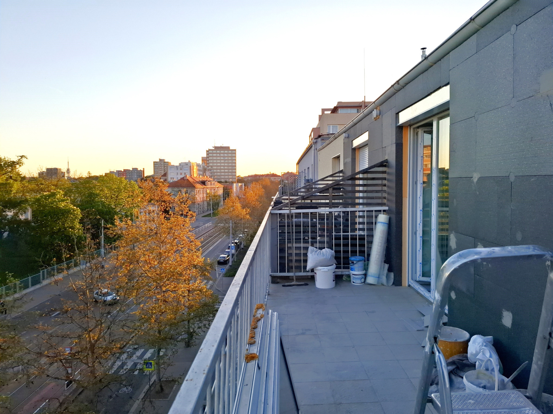 Pronájem bytu 1+kk s terasou, ulice Hartigova, Praha 3, po kompletní rekonstrukci, klimatizace