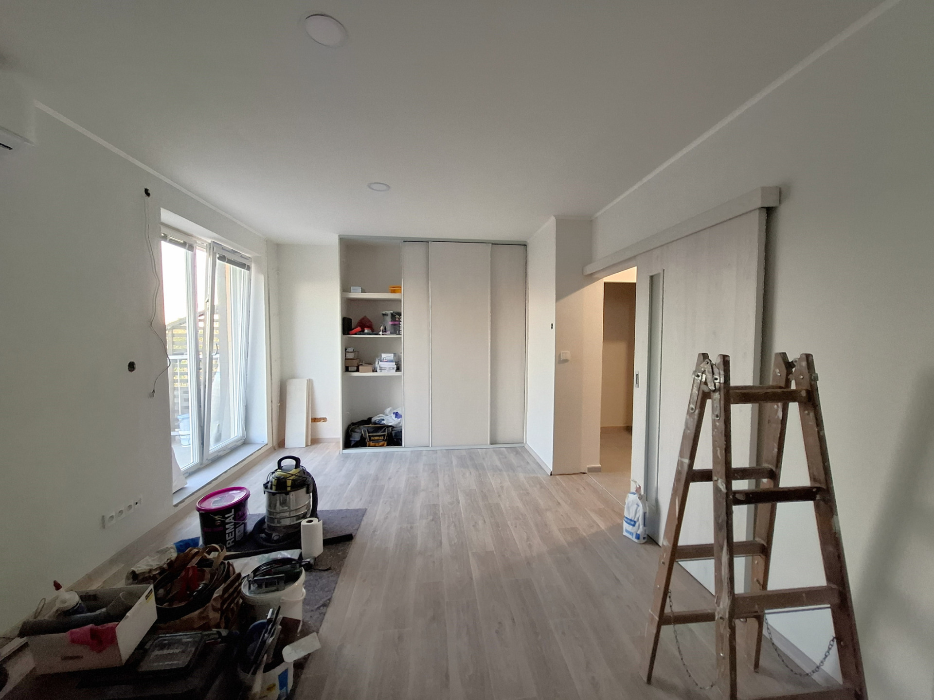 Pronájem bytu 1+kk s terasou, ulice Hartigova, Praha 3, po kompletní rekonstrukci, klimatizace