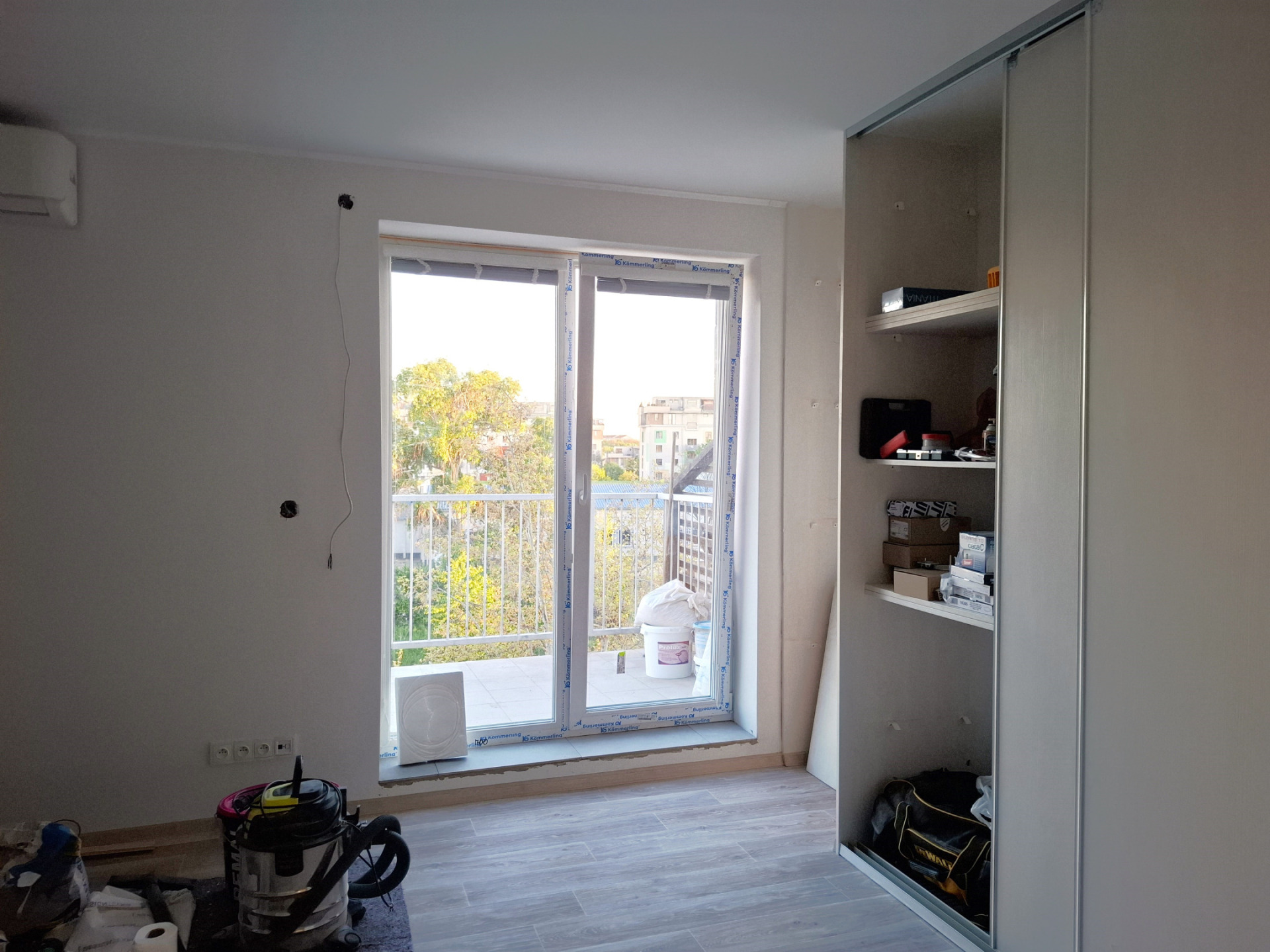 Pronájem bytu 1+kk s terasou, ulice Hartigova, Praha 3, po kompletní rekonstrukci, klimatizace