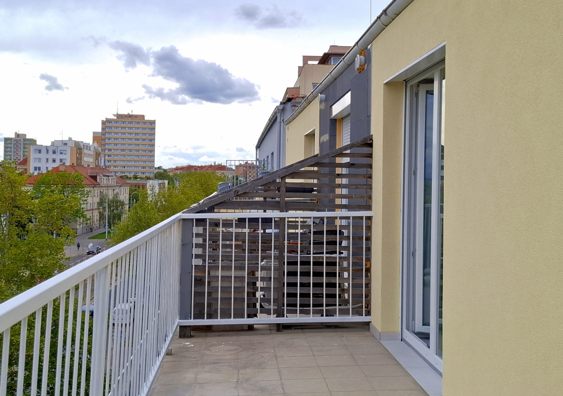 Pronájem bytu 1+kk s terasou, ulice Hartigova, Praha 3, po kompletní rekonstrukci, klimatizace