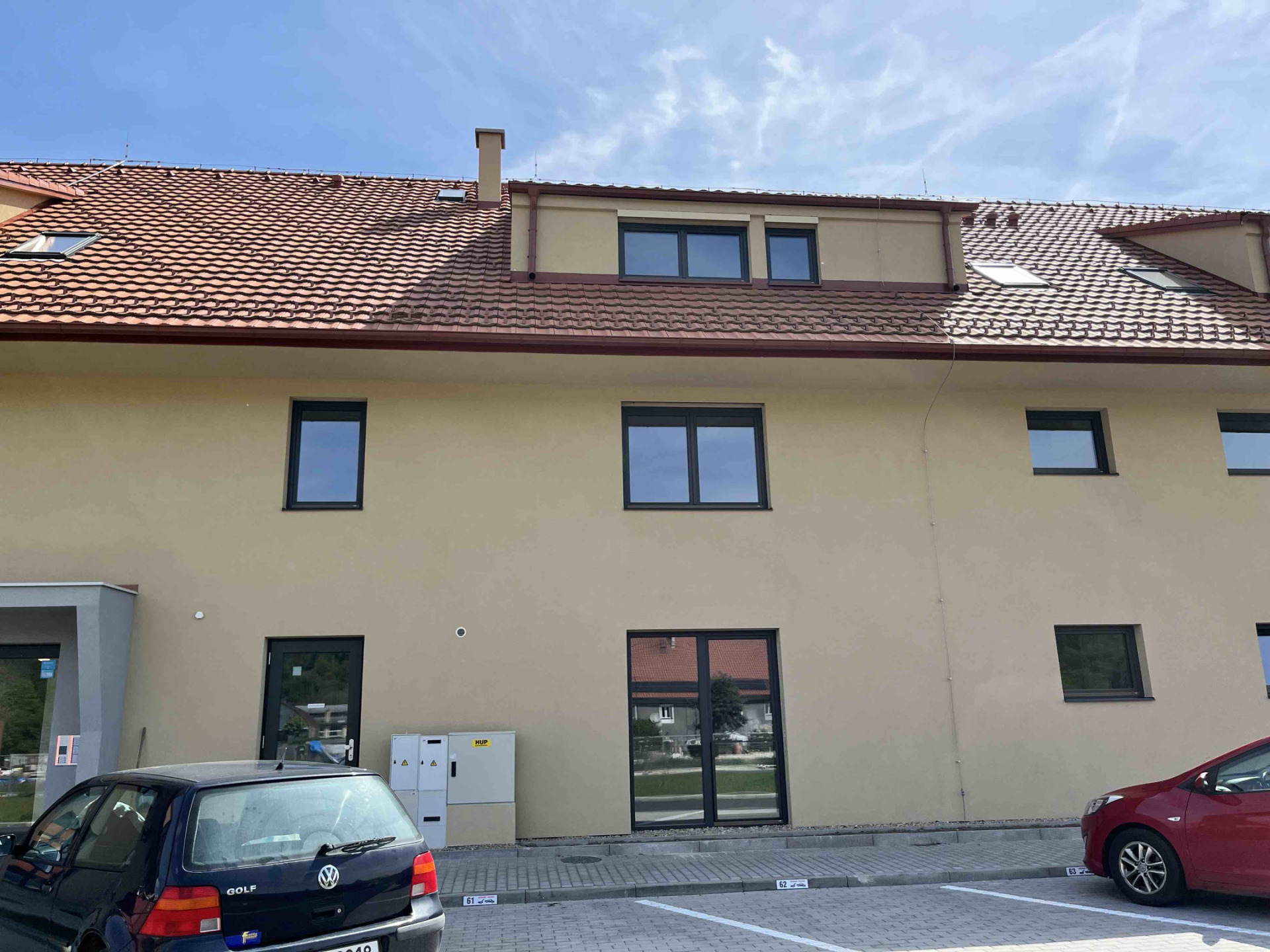 Pronájem moderního bytu 1+kk s parkovacím stáním, Karlštejn, částečně zařízený