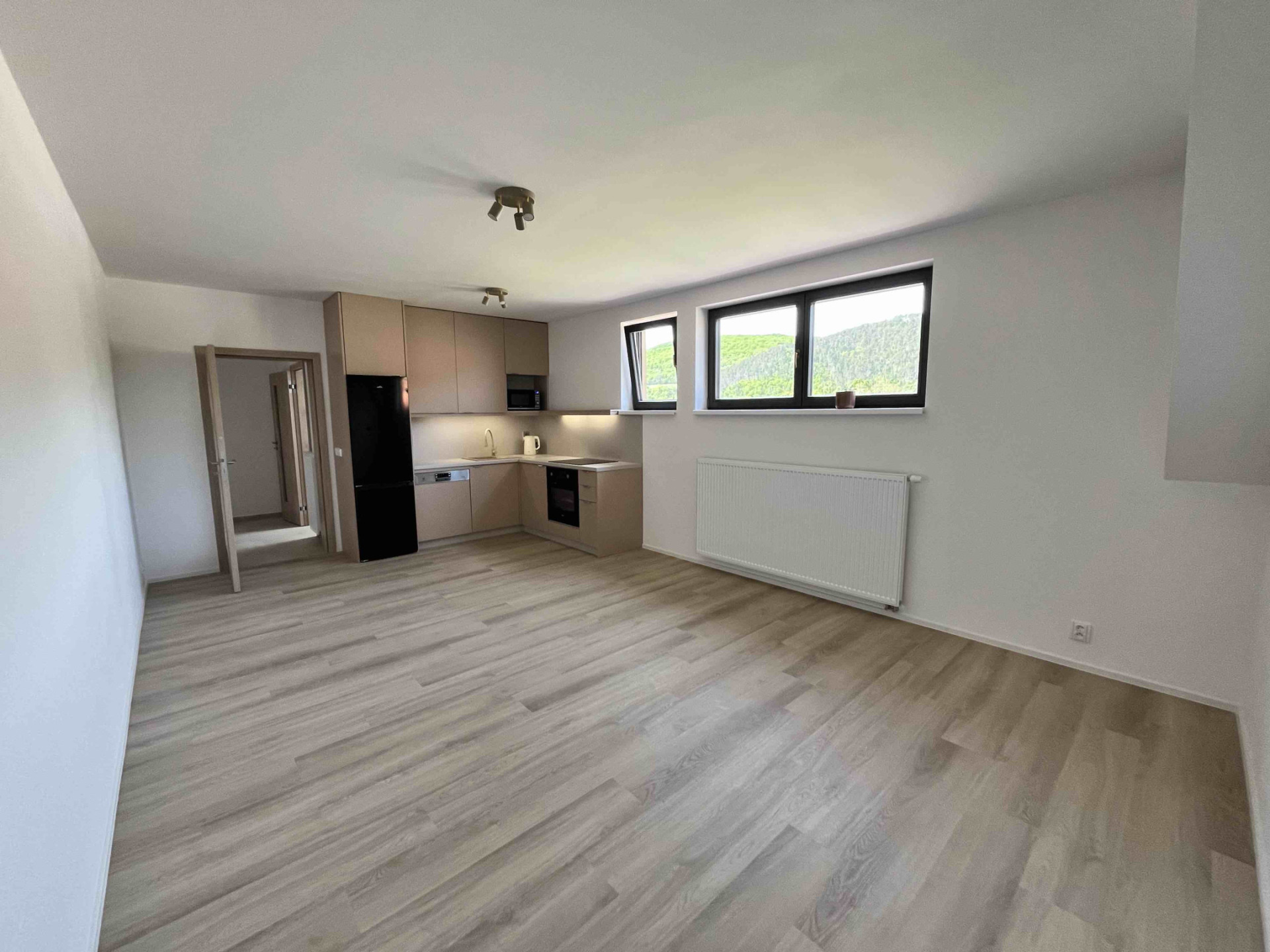 Pronájem moderního bytu 1+kk s parkovacím stáním, Karlštejn, částečně zařízený