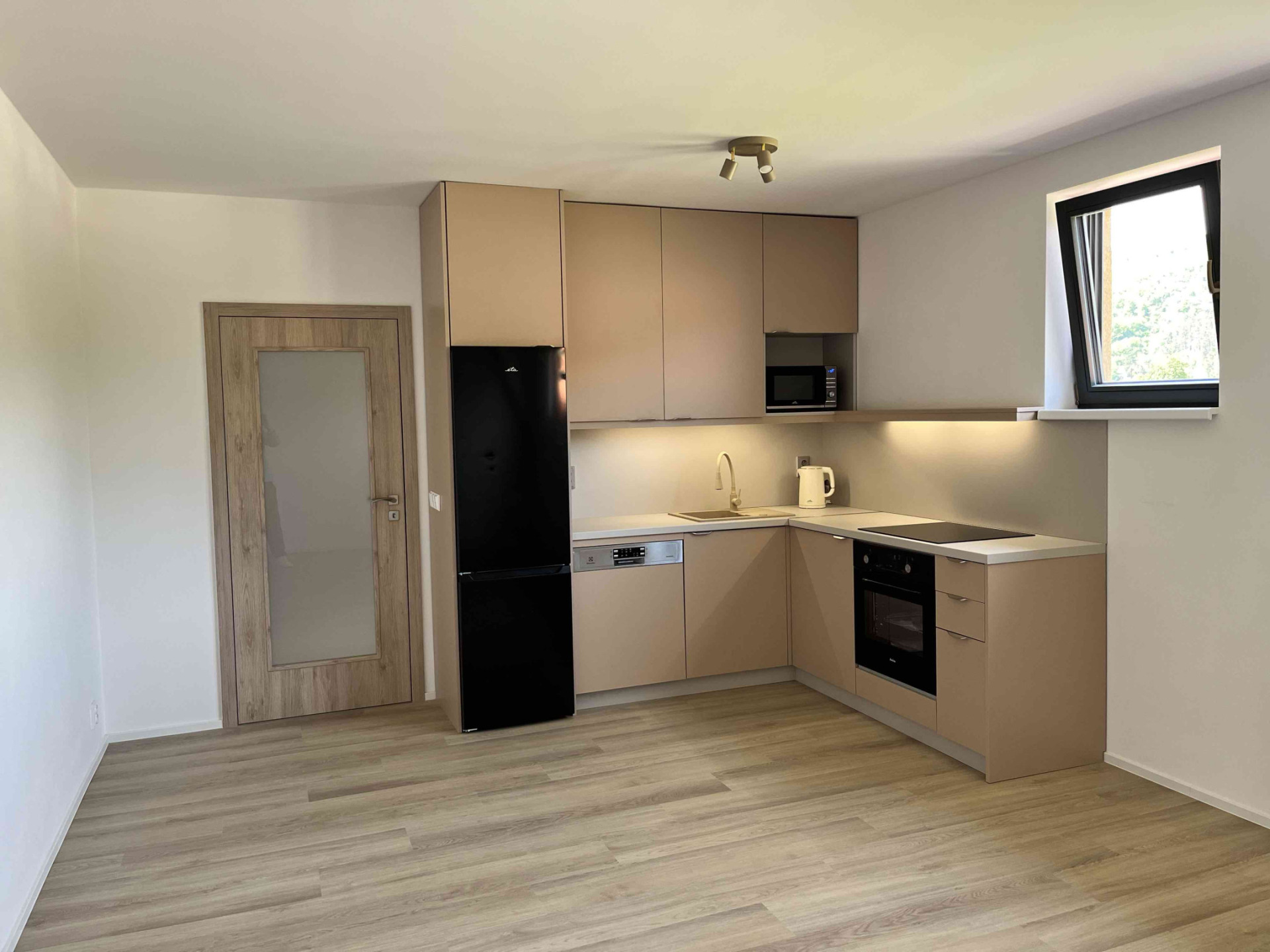 Pronájem moderního bytu 1+kk s parkovacím stáním, Karlštejn, částečně zařízený