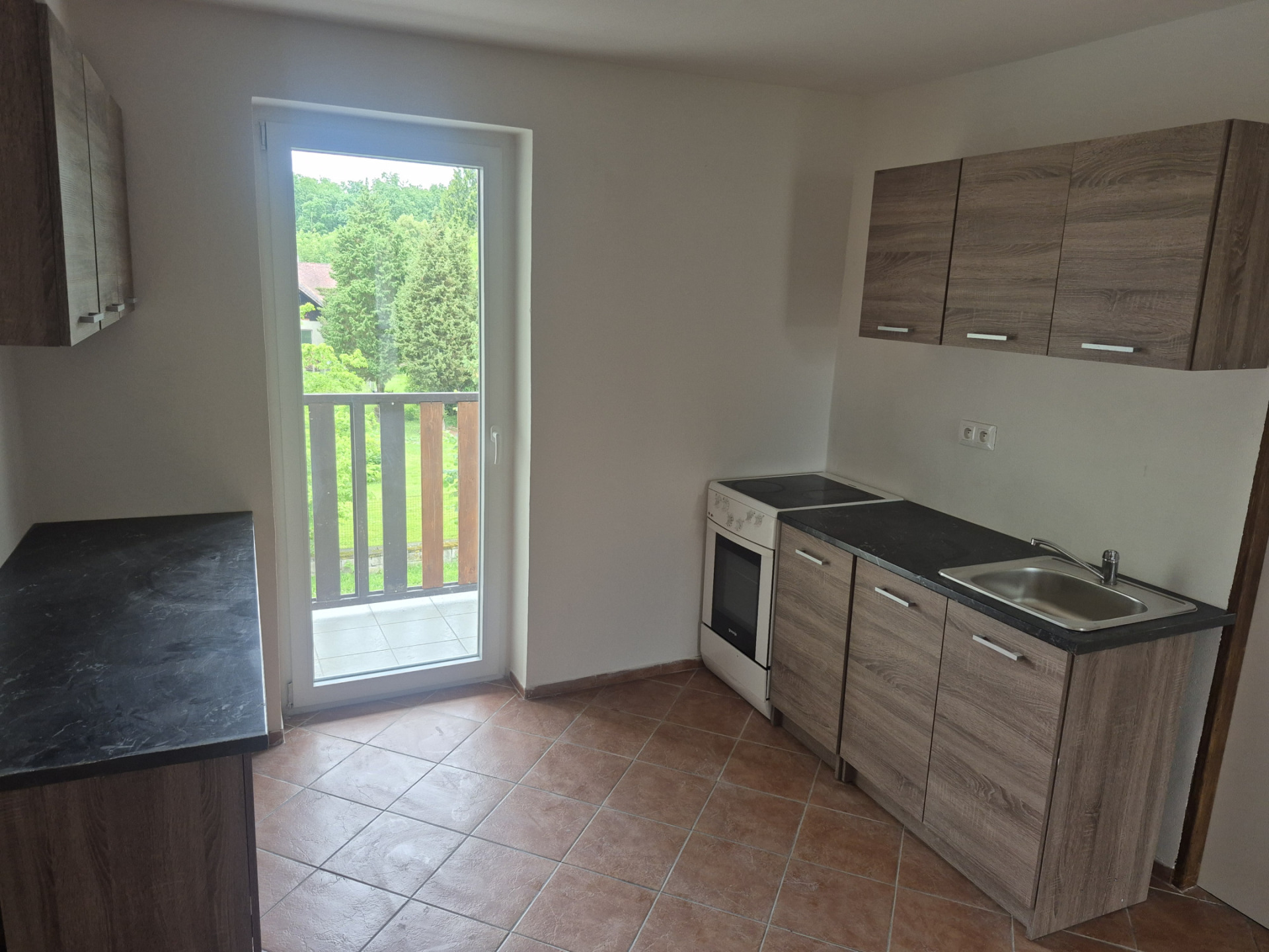 Pronájem bytu 4+1/B, 88 m2, P9-Újezd nad Lesy, ul.Lišická, 2.NP, cihla