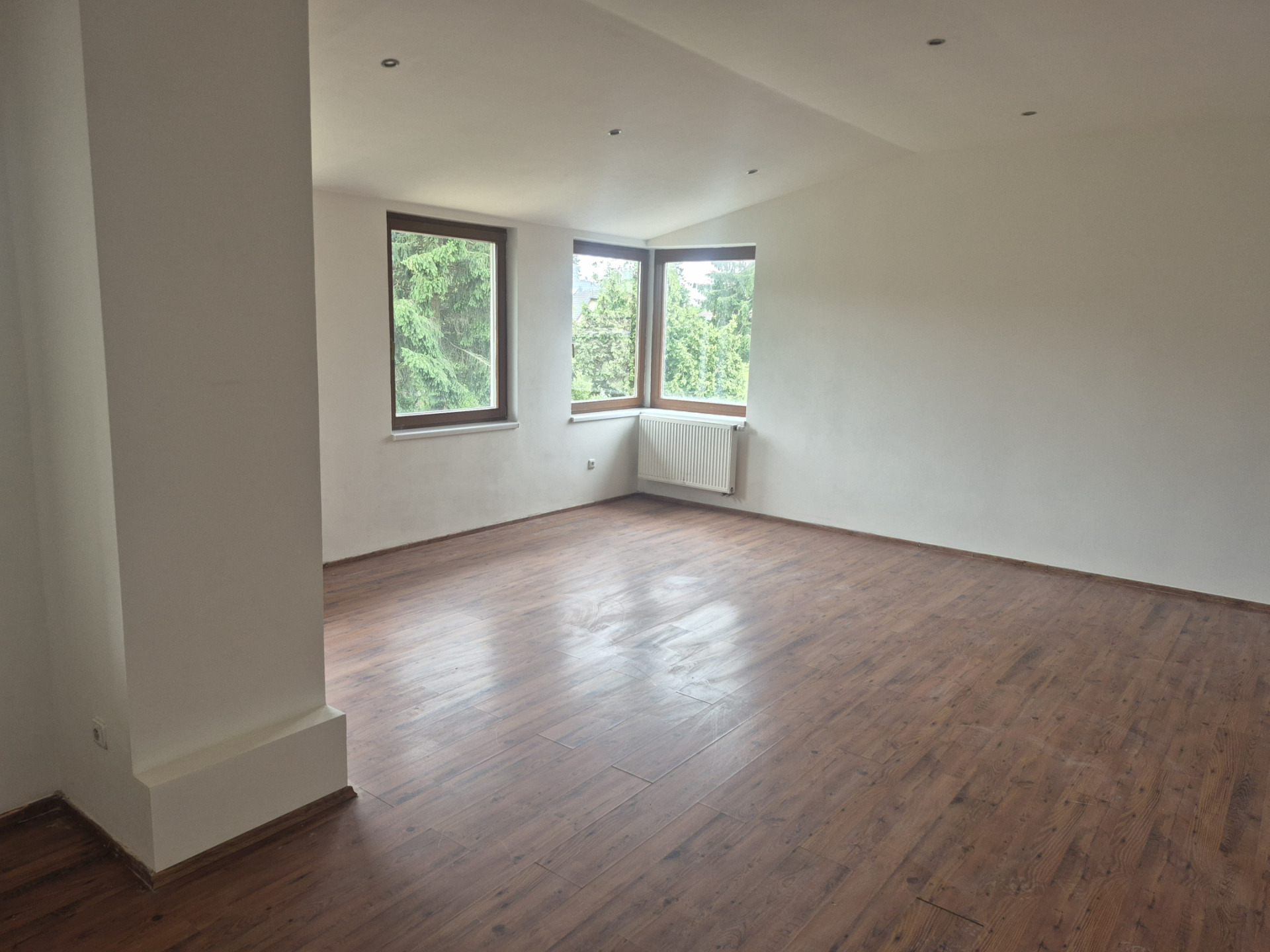 Pronájem bytu 4+1/B, 88 m2, P9-Újezd nad Lesy, ul.Lišická, 2.NP, cihla