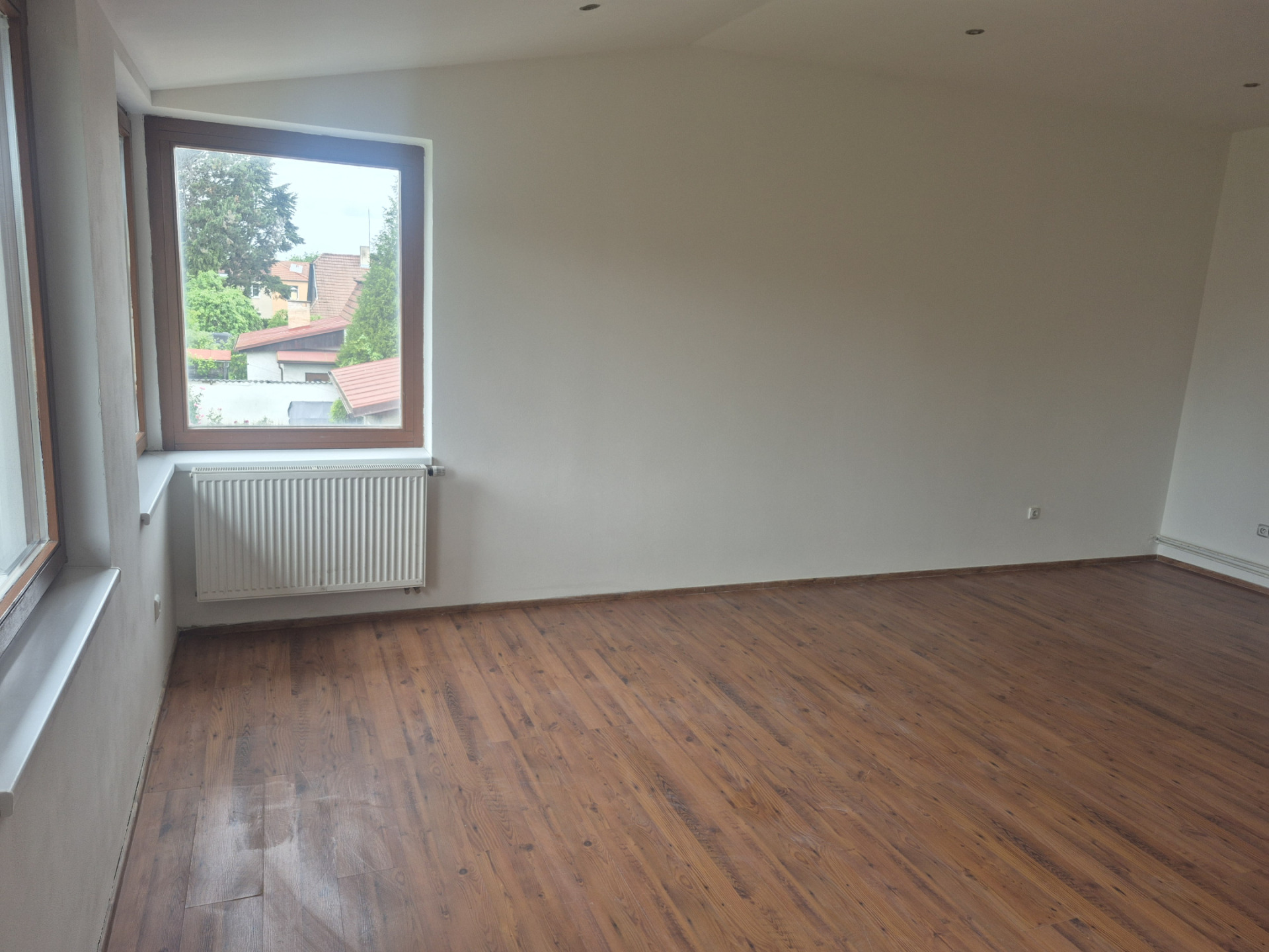 Pronájem bytu 4+1/B, 88 m2, P9-Újezd nad Lesy, ul.Lišická, 2.NP, cihla