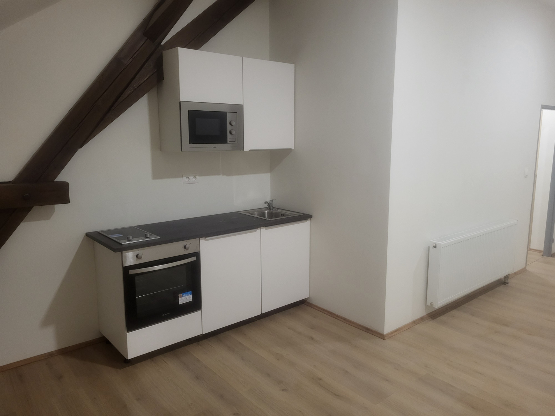 Pronájem bytu 1+kk, 38 m2, P10-Uhříněves, ul. Netluky, 3.NP, cihla