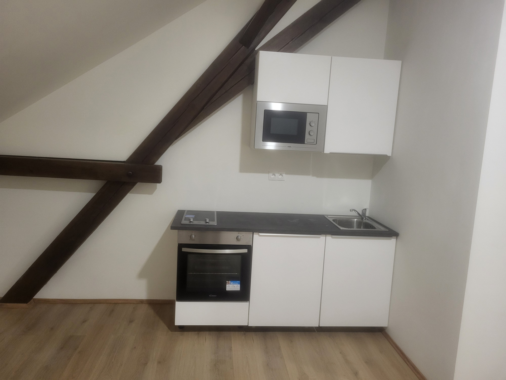 Pronájem bytu 1+kk, 38 m2, P10-Uhříněves, ul. Netluky, 3.NP, cihla
