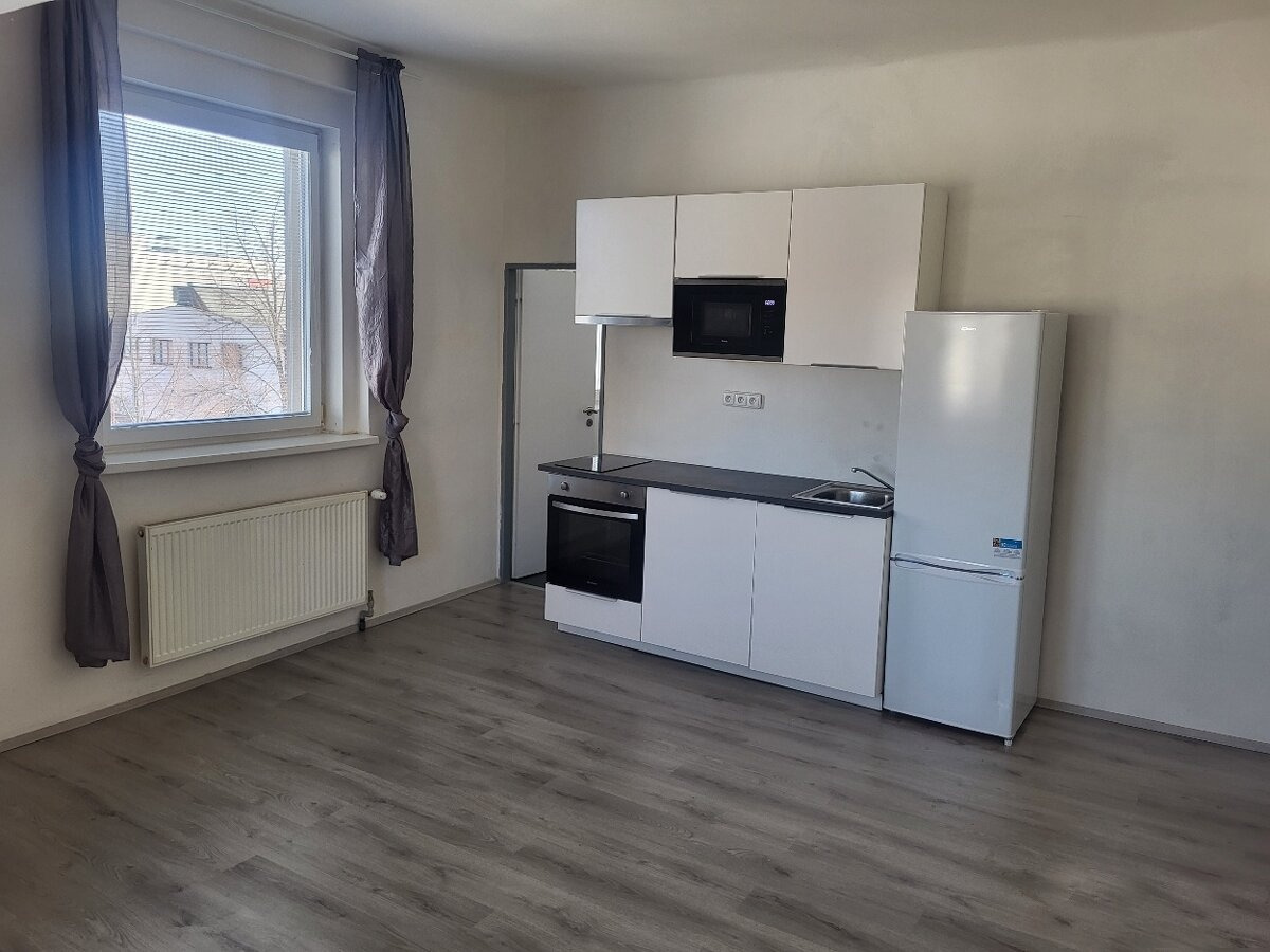 Pronájem bytu 1+kk, 28 m2, P4-Michle, ul. Baarova, 3.NP, cihla
