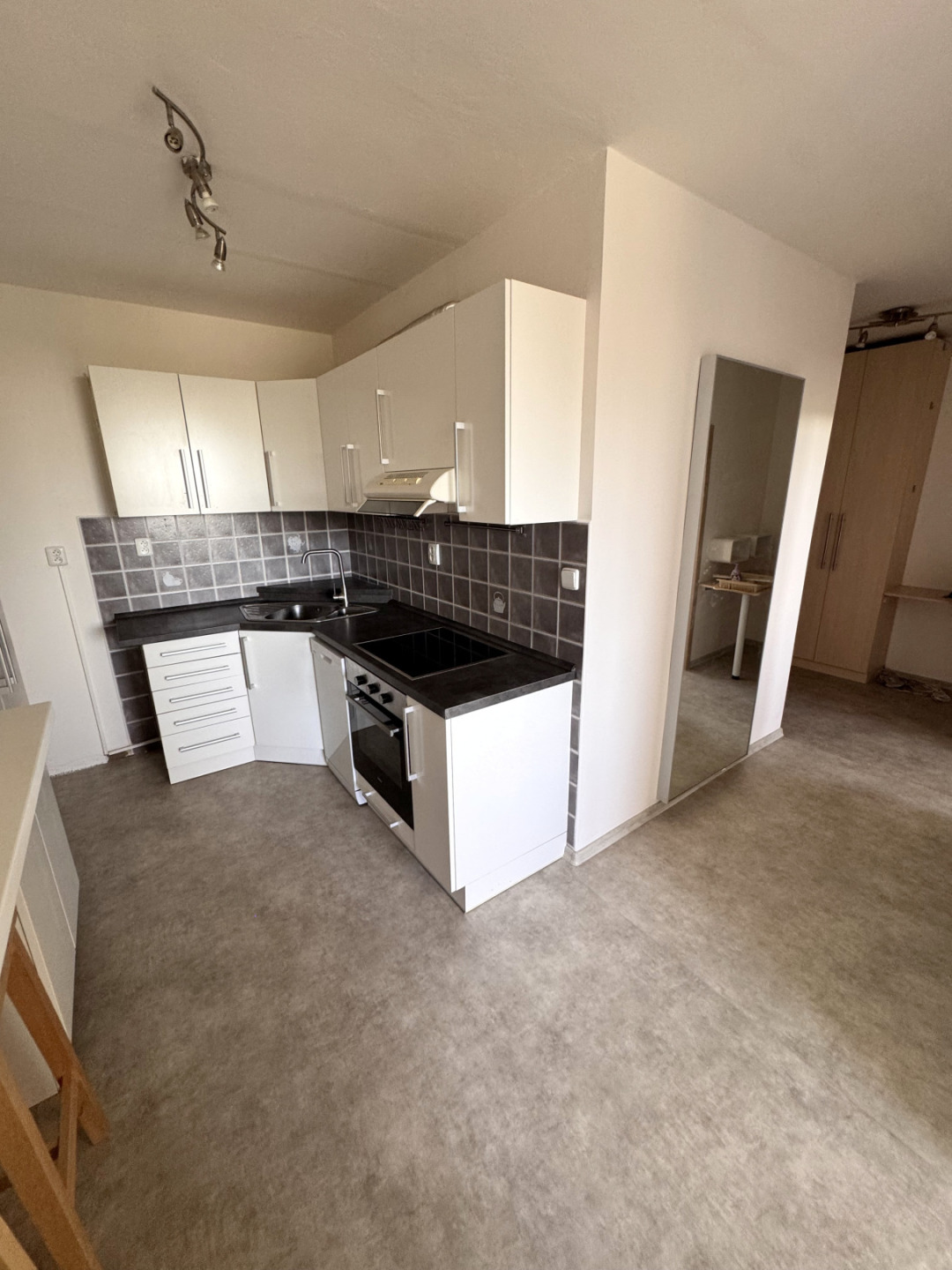 Pronájem bytu 2+kk, 50 m2, PZ-Řitka, ul. Ke Stráni, 4.NP, panel, OV