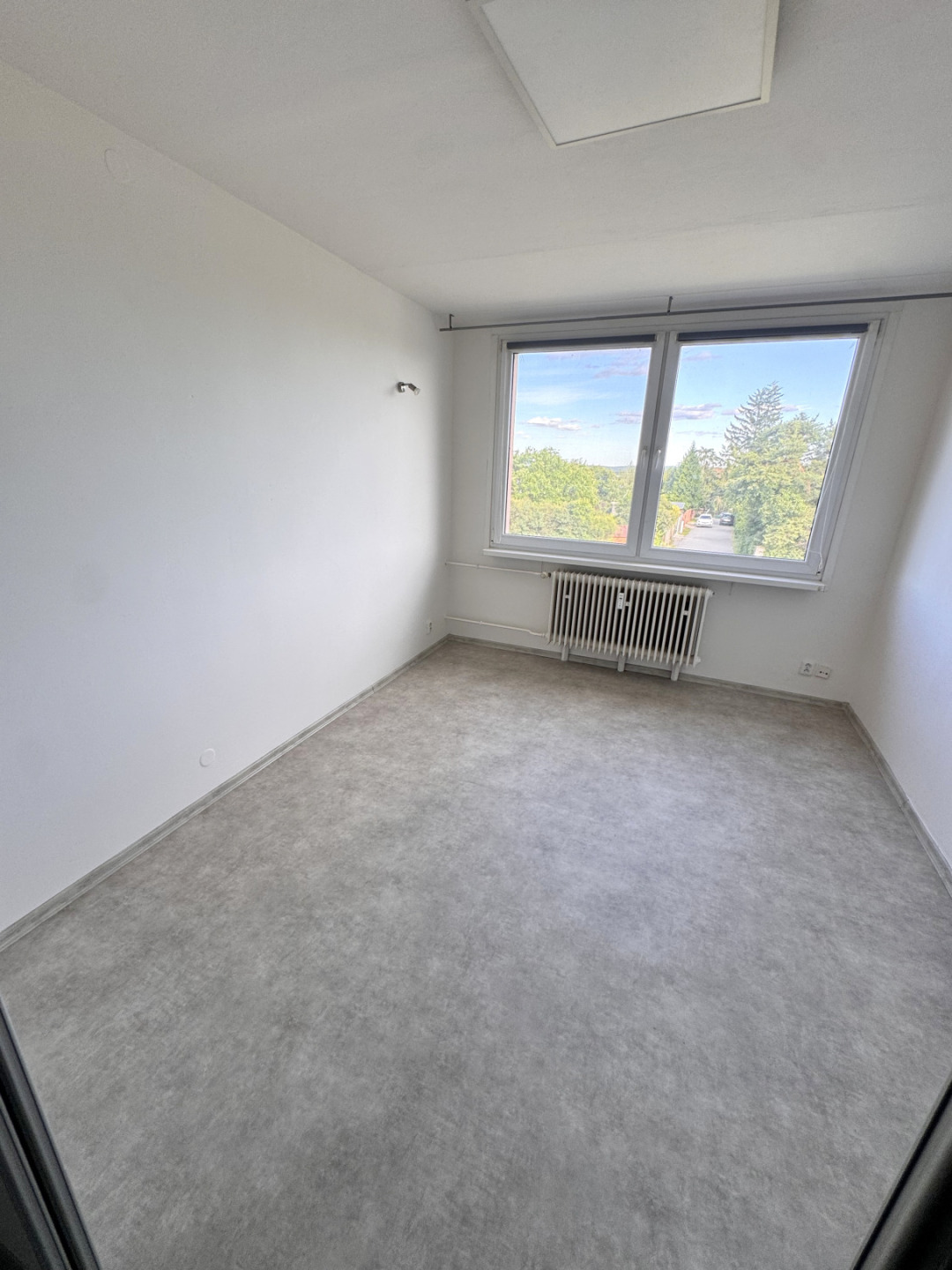 Pronájem bytu 2+kk, 50 m2, PZ-Řitka, ul. Ke Stráni, 4.NP, panel, OV