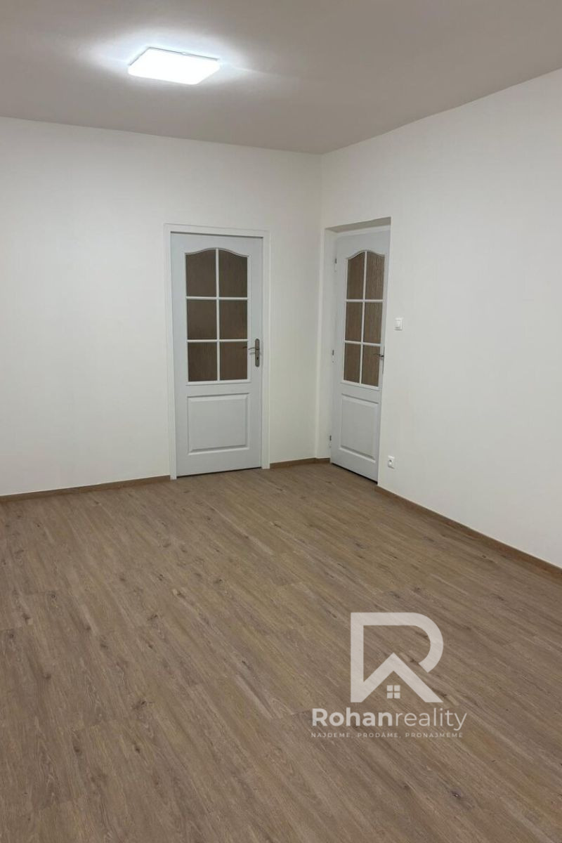 Pronájem bytu 2+1 s balkonem Praha 10 Strašnice, ulice ke Krbu