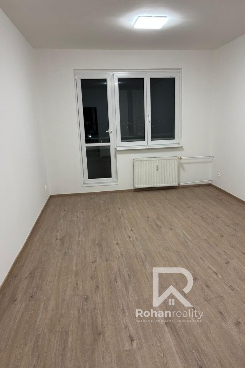 Pronájem bytu 2+1 s balkonem Praha 10 Strašnice, ulice ke Krbu