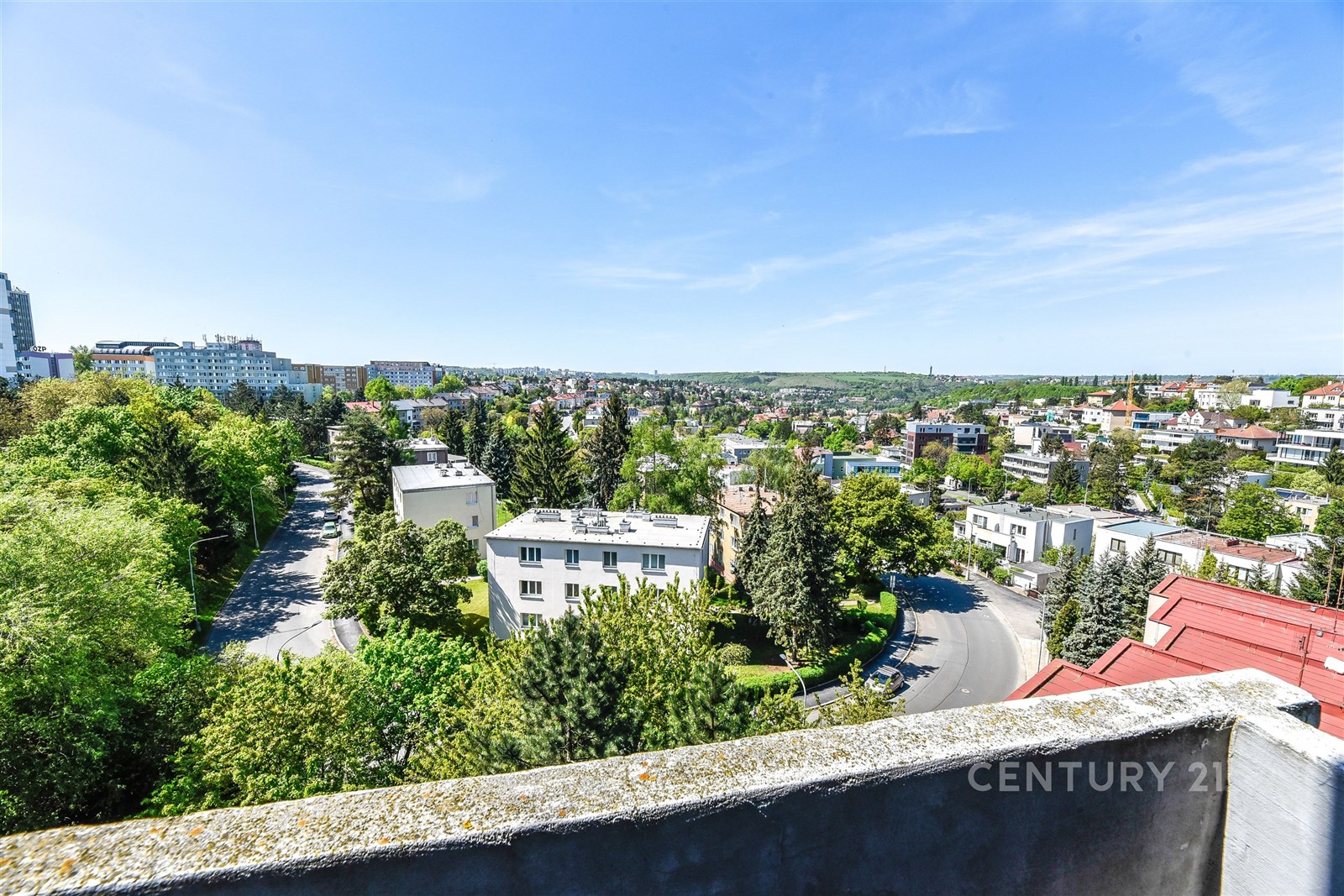 Výhled z terasy nabízí panoramatický pohled na Prahu a vzrostlou zeleň. 