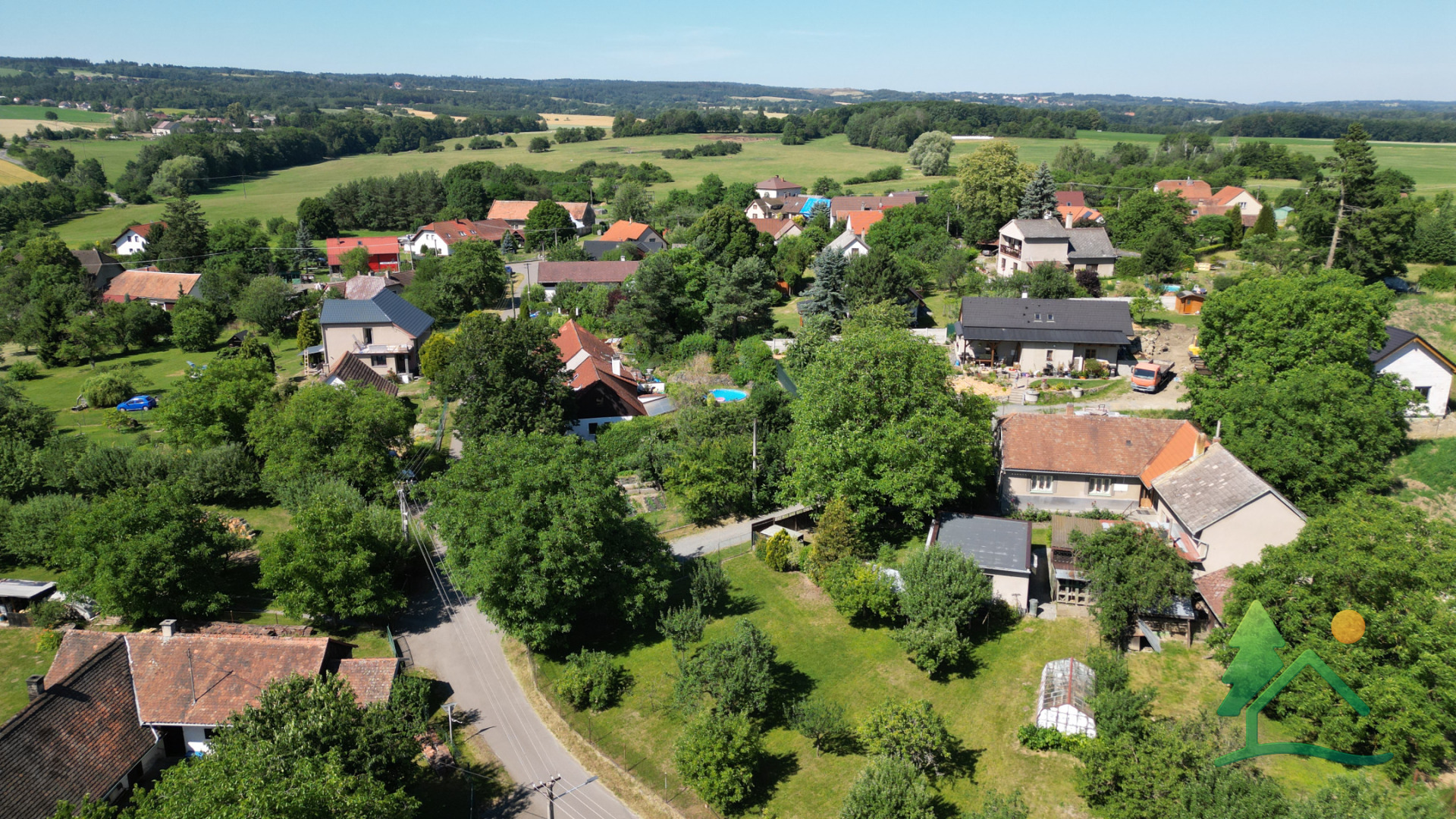 Prodej chalupy na klidném venkově s pozemkem 2 077 m² a zázemím pro soběstačný život