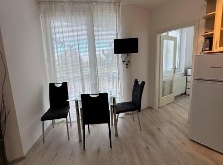 Pronájem částečně zařízeného bytu 2+kk, 65 m² s balkonem, 4Blok, Praha 10