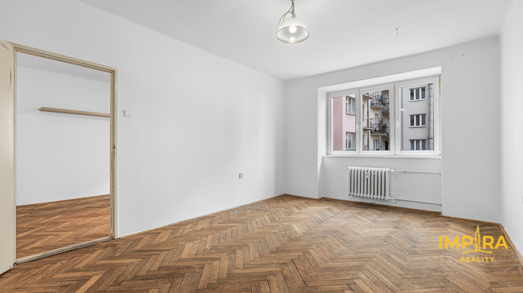 Obývací pokoj se vstupem do ložnice