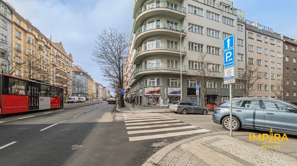 Roh Vinohradské a Sudoměřské ulice s domem