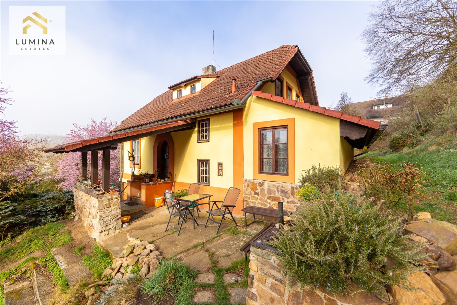 Chata se zahradou, kamenná terasa, opečovávaná zeleň, klidná lokalita, tradiční architektura, vhodné pro rekreační účely
