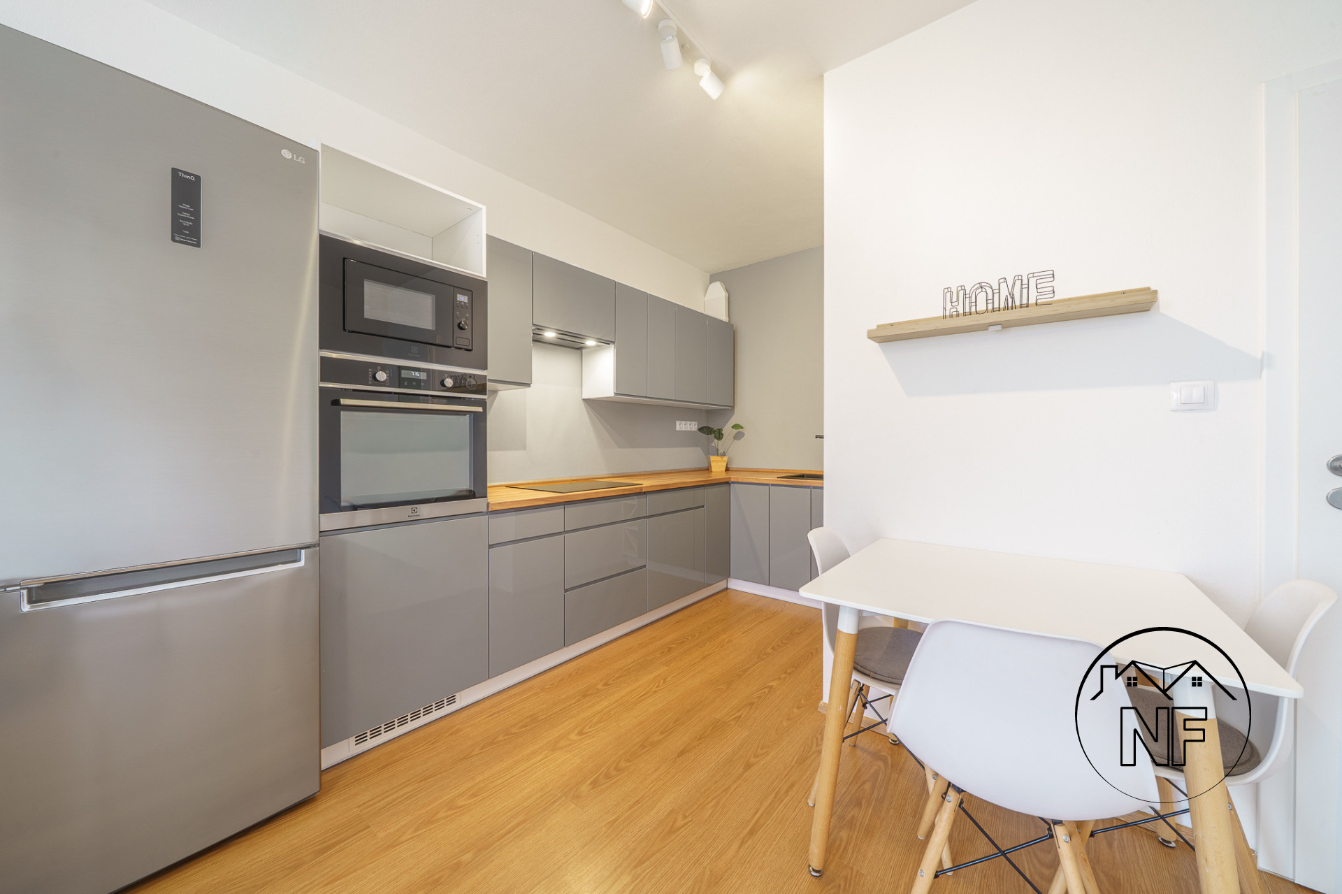 Byt 2+kk s terasou, předzahrádkou a dvěma garážovými stáními