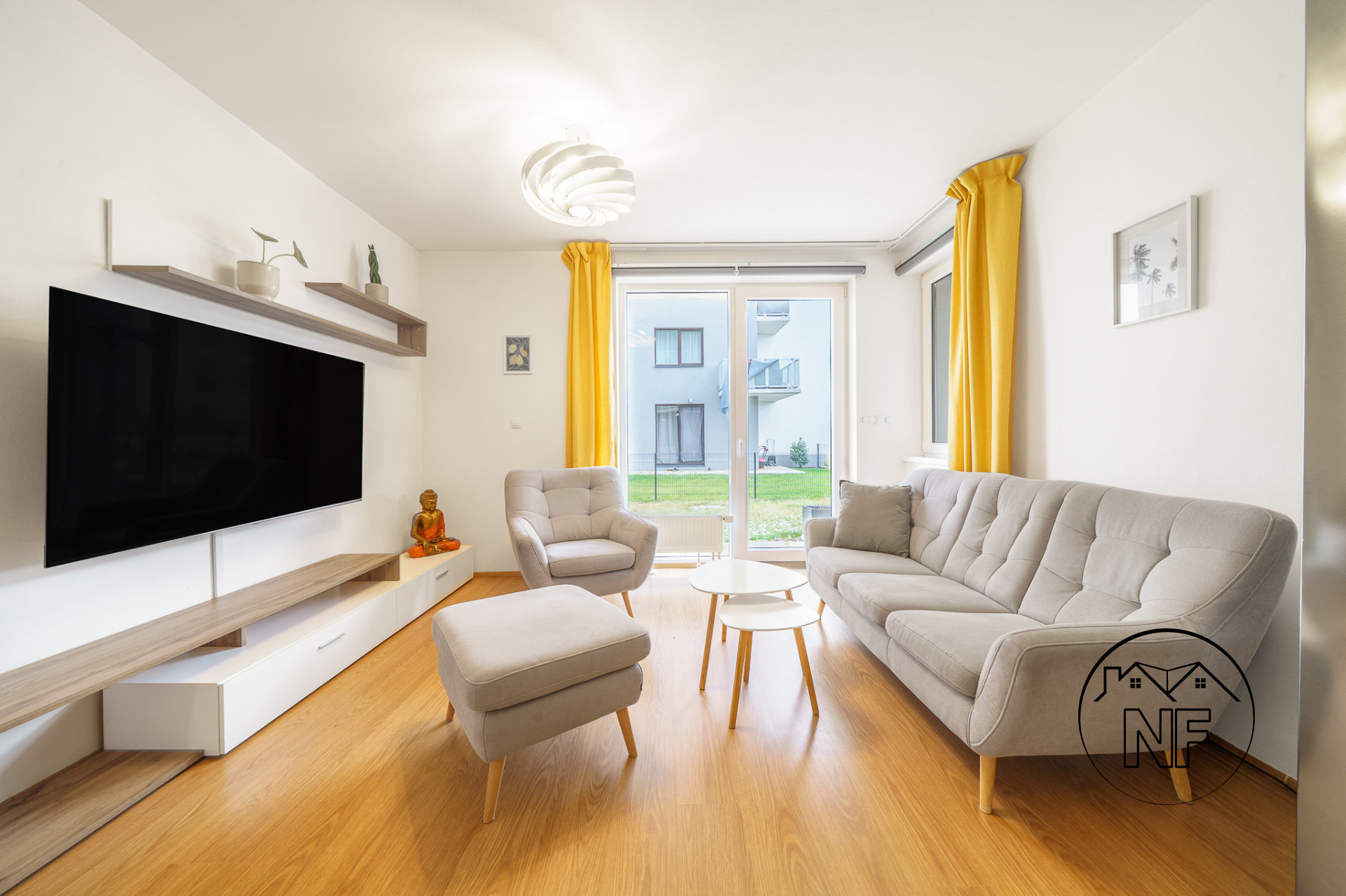 Byt 2+kk s terasou, předzahrádkou a dvěma garážovými stáními