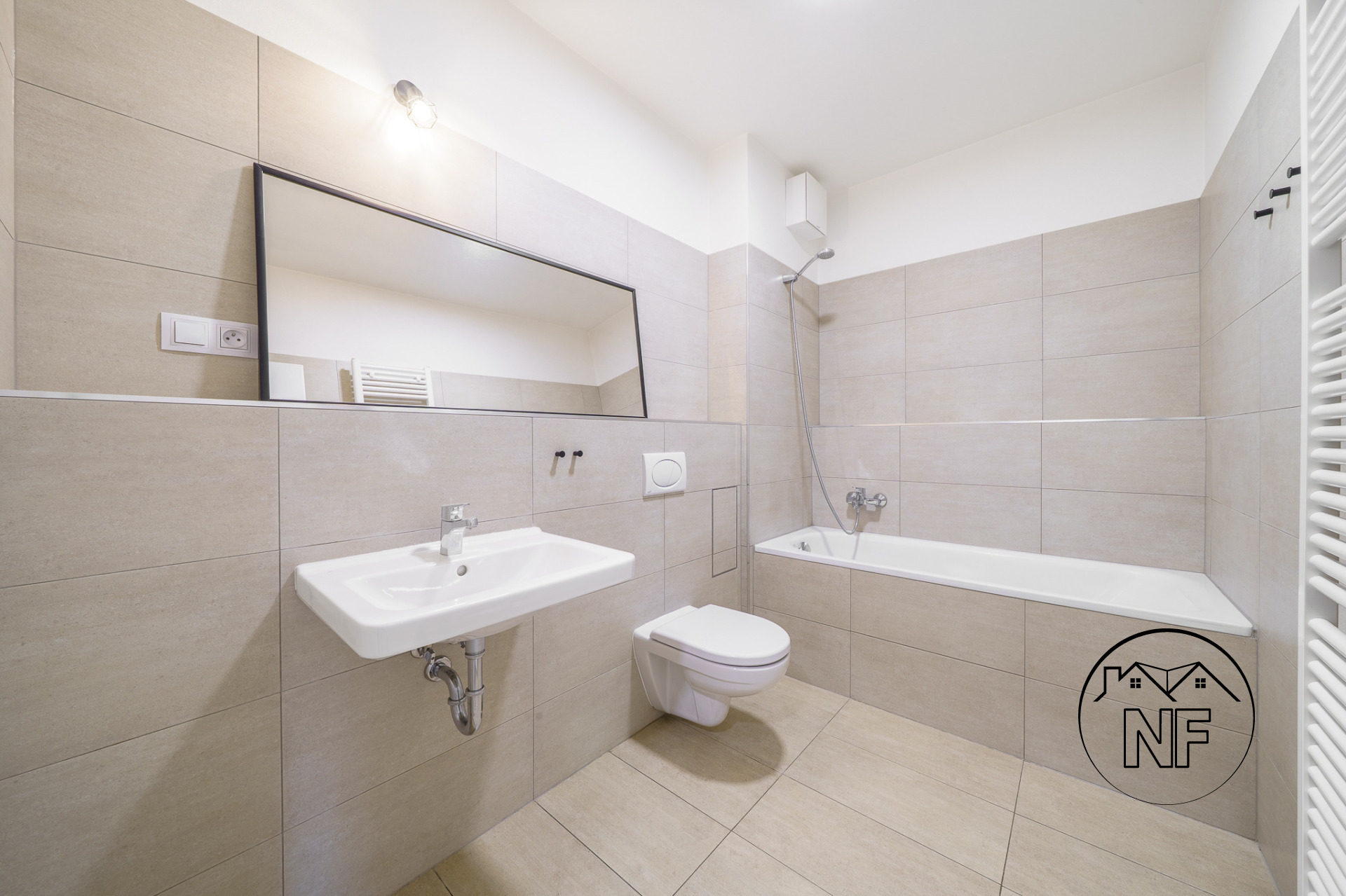 Byt 2+kk s terasou, předzahrádkou a dvěma garážovými stáními