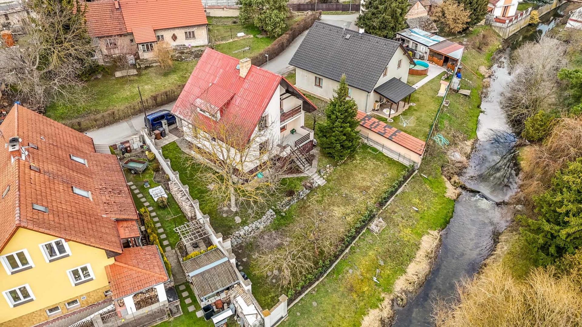 Pohled na dum z vrchu.jpg