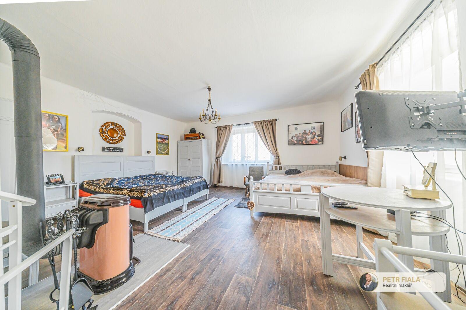 Prostorná patrová chalupa o dispozici 5+1 s podlahovou plochou 133 m² na pozemku 1 273 m²