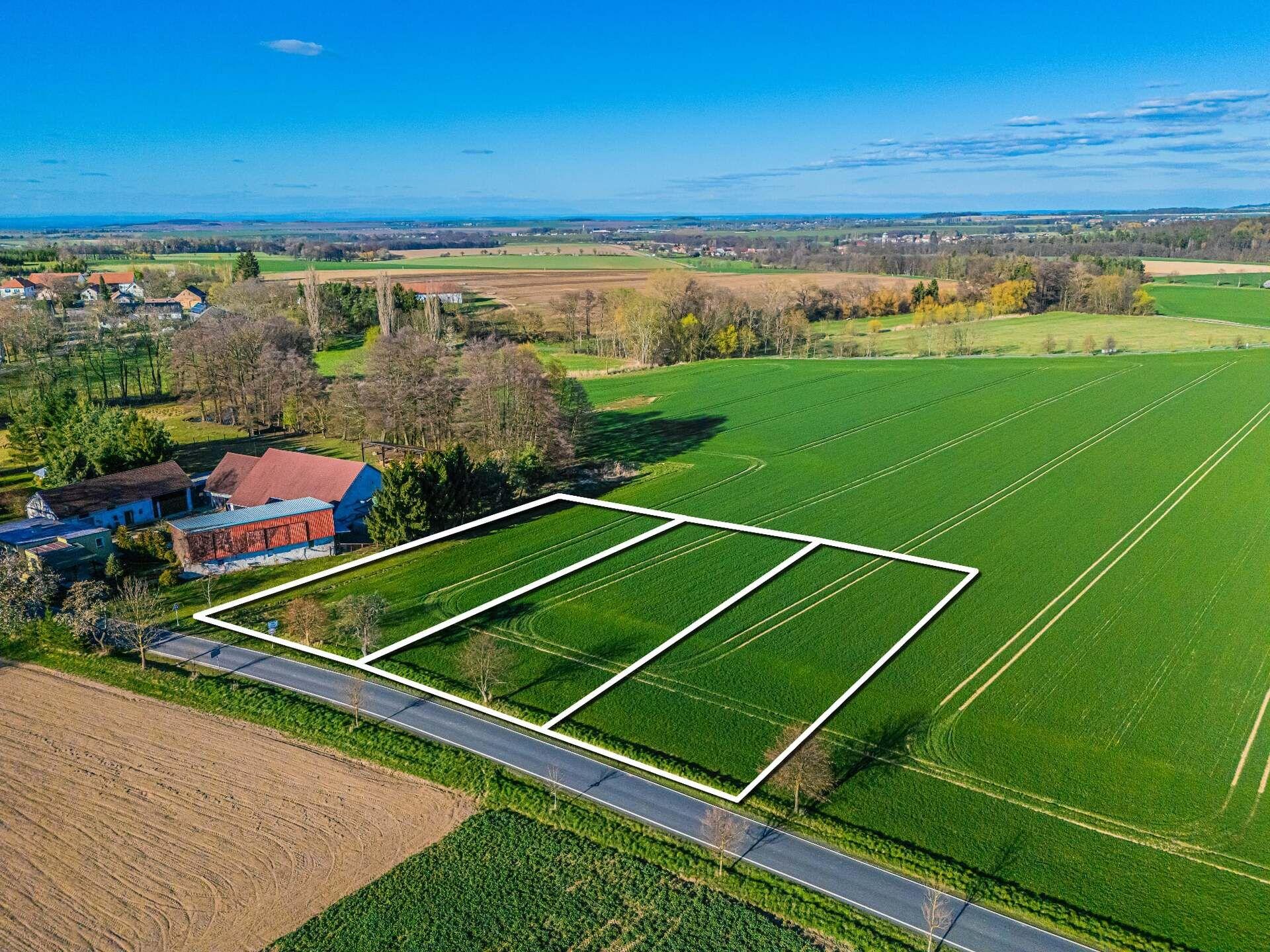 Prodej stavebních pozemků 1 468 m² Bečváry - Horní Jelčany | klidná lokalita na okraji obce