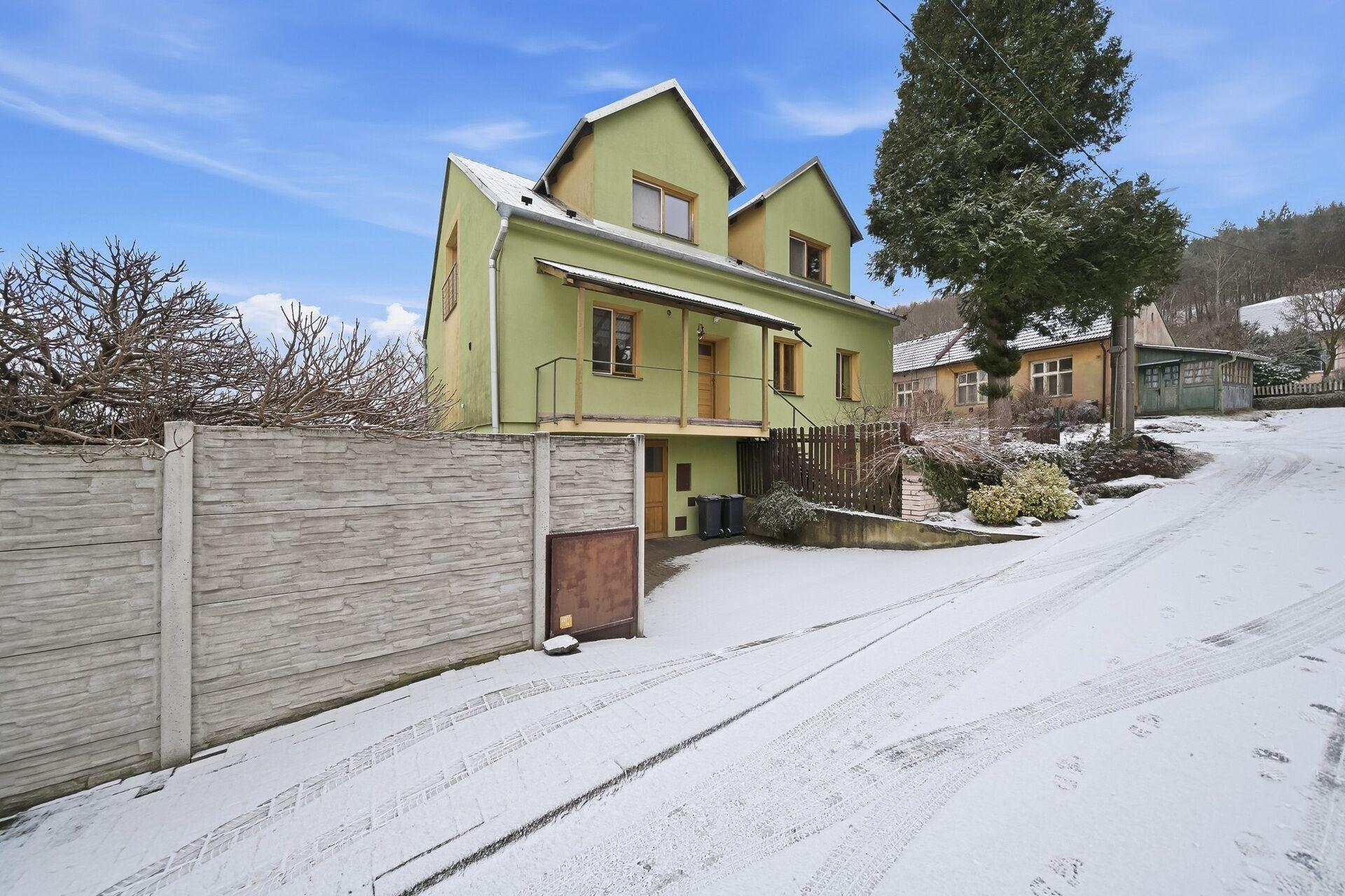 Dvougenerační rodinný dům 2x 4KK ,pozemek 884m2 ,Lhota pod Košířem