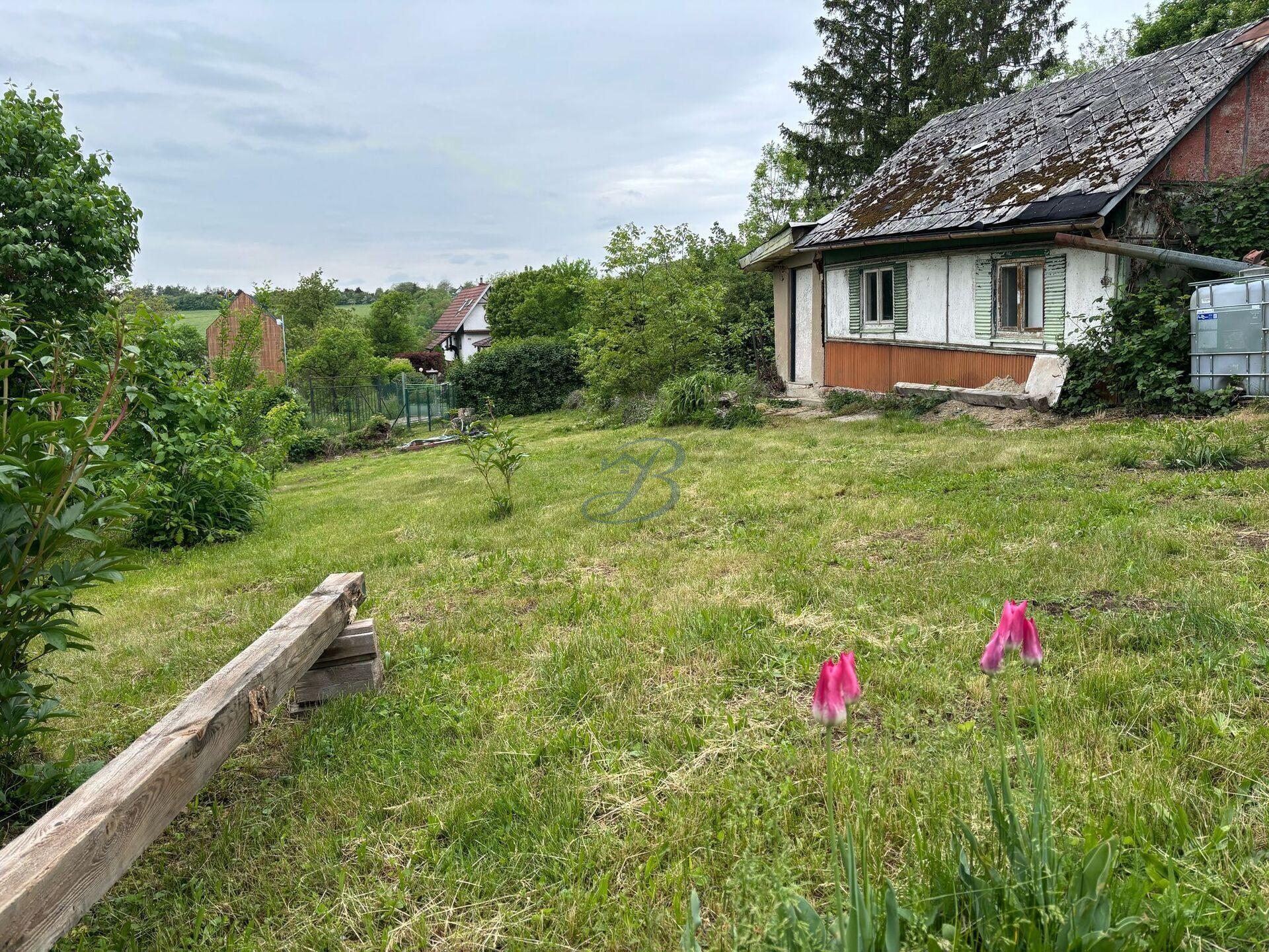 Prodej zahrady v Brodských Vinohradech – 880 m² se studnou a elektřinou