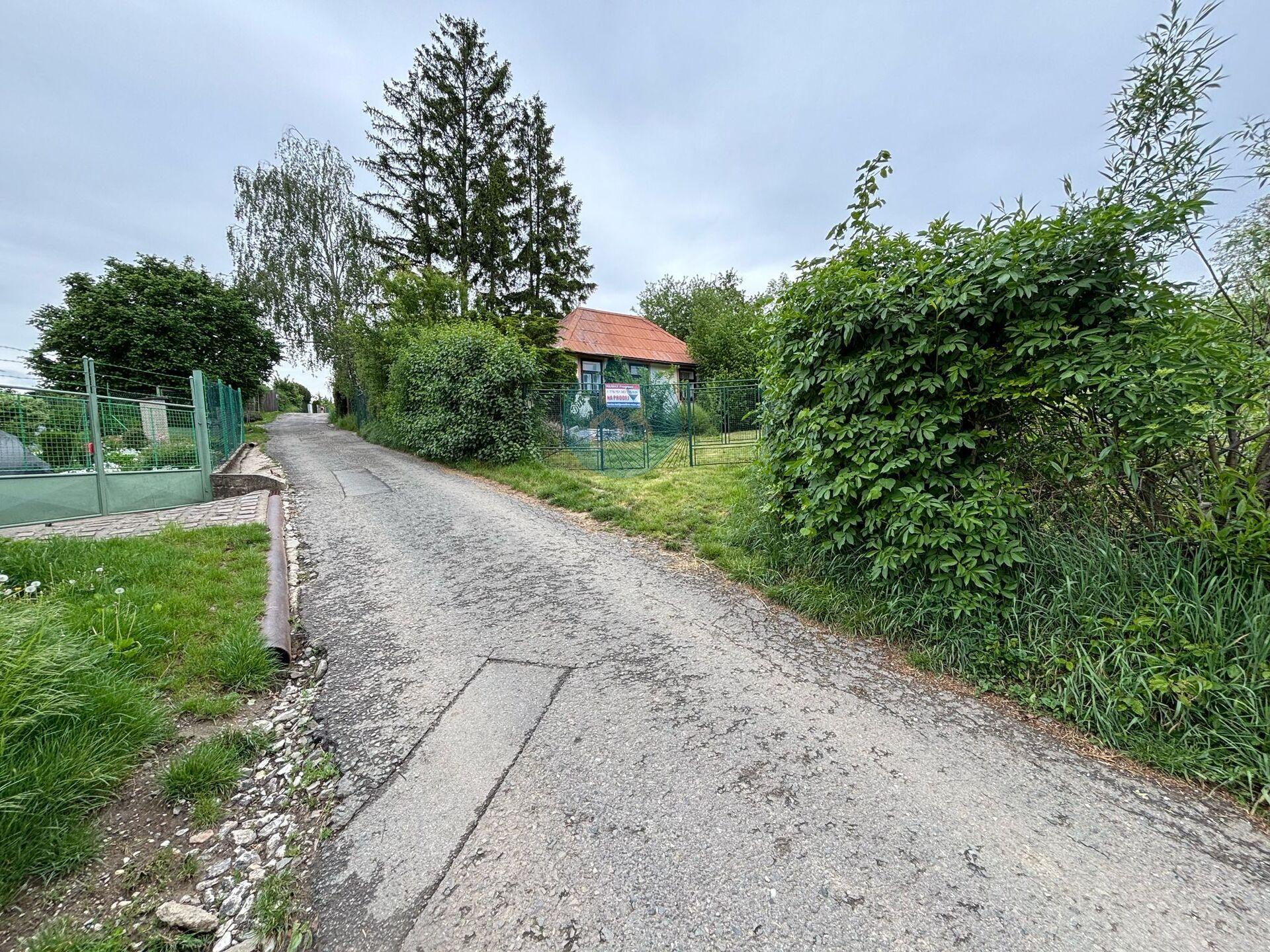 Prodej zahrady v Brodských Vinohradech – 880 m² se studnou a elektřinou